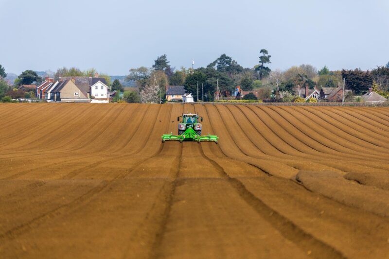 How to Select a Tractor Based on Farm Size and Daily Work Needs